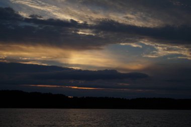 Sabahın erken saatlerinde gölün üzerinde sonsuz karanlık gökyüzü manzarası.   