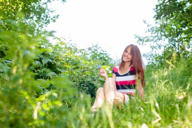 Kırsal kesimde kameraya poz veren çekici genç bir kadın.