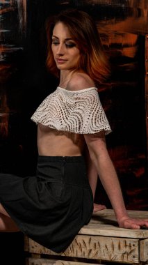 Güzel ıslak büyük göğüslü kız karanlık bir arka plan üzerinde siyah mayo giyiyor. Düşen yağmur damlaları ve sanatsal doğal duman. Reklam, ticari tasarım. Uzay kopyalayın. Karışık Asya-Kafkas yarış.