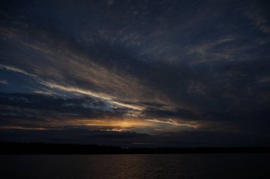 Sabahın erken saatlerinde gölün üzerinde sonsuz karanlık gökyüzü manzarası.   