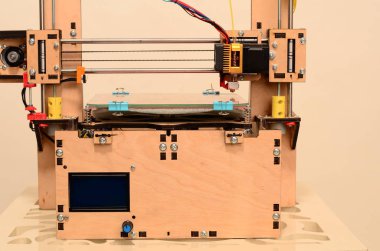 3D printerlere harcama maddeler kırmızı formu yazdırır