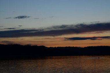 Gölde yansıtılan güzel gün batımı.