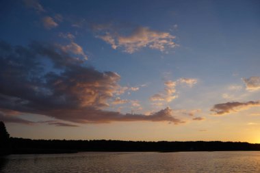 Günbatımı göl manzarasında gün batımı gemisi
