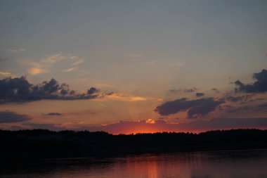 Gün batımının resimsel görüntüsü gölün ayna yüzeyine yansıyor 