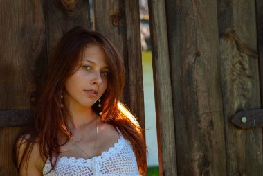 Kırsal kesimde kameraya poz veren çekici genç bir kadın.