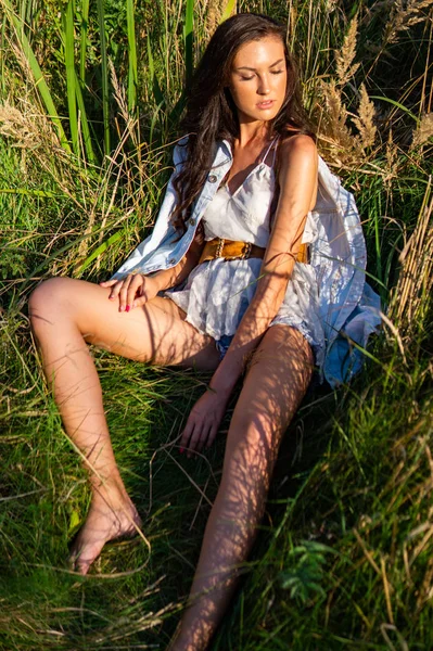 緑の草原にポーズをとる夏の服の美しい女性 — ストック写真
