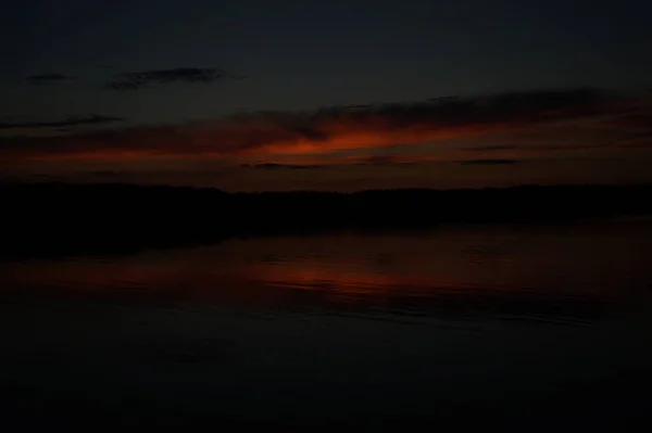 清晨湖面上无尽的漆黑天空 风景如画 — 图库照片