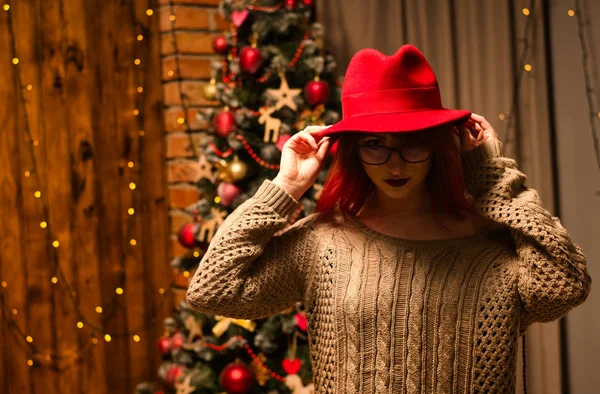 Una giovane bella ragazza che regge un bicchiere di champagne e una bottiglia di lei durante un servizio fotografico di Capodanno in studio. Il nuovo concetto di anno . — Foto Stock