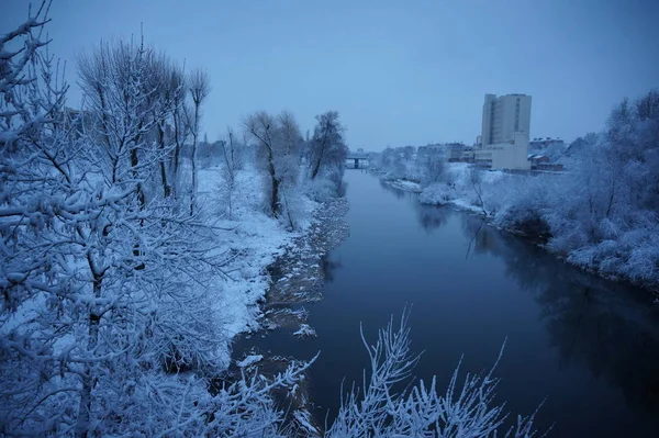 冬の雪に覆われた川の風景 — ストック写真