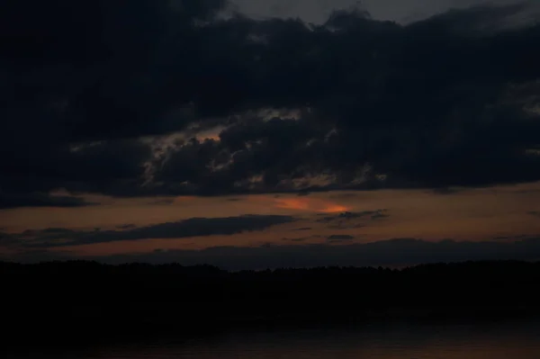 Pintoresca Vista Del Cielo Oscuro Sin Fin Sobre Lago Madrugada — Foto de Stock