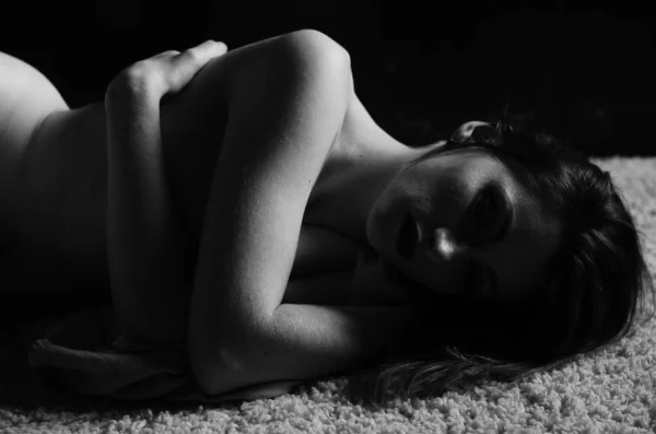 Krásná Nahá Žena Ležící Úkrytu Tmavém Pokoji — Stock fotografie