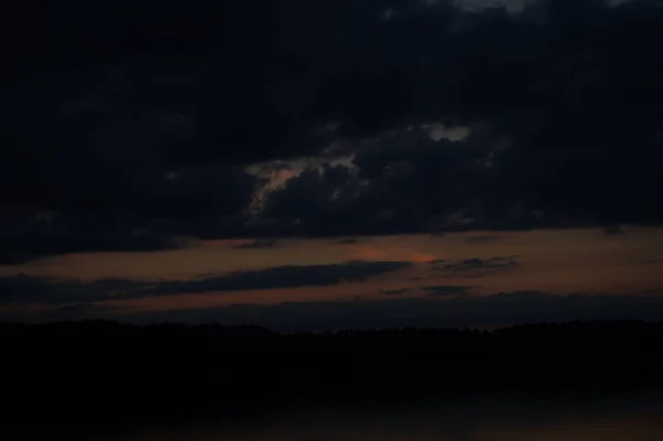 Pintoresca Vista Del Cielo Oscuro Sin Fin Sobre Lago Madrugada — Foto de Stock