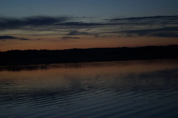 Vista Pitoresca Céu Escuro Infinito Sobre Lago Início Manhã — Fotografia de Stock