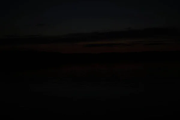 Vista Pitoresca Céu Escuro Infinito Sobre Lago Início Manhã — Fotografia de Stock