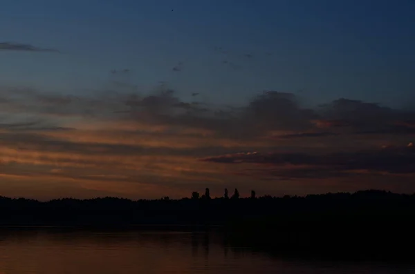 Hermoso atardecer reflejado en el lago. —  Fotos de Stock