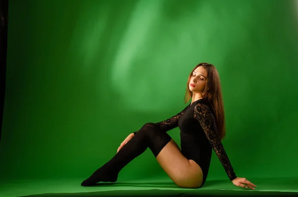 Menina em preto bodysuit no fundo verde — Fotografia de Stock