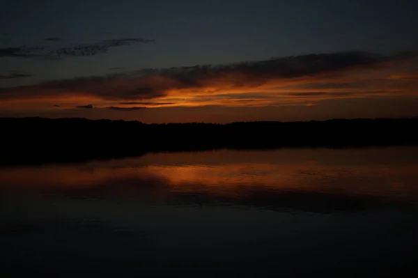 Vue Pittoresque Ciel Noir Sans Fin Sur Lac Tôt Matin — Photo