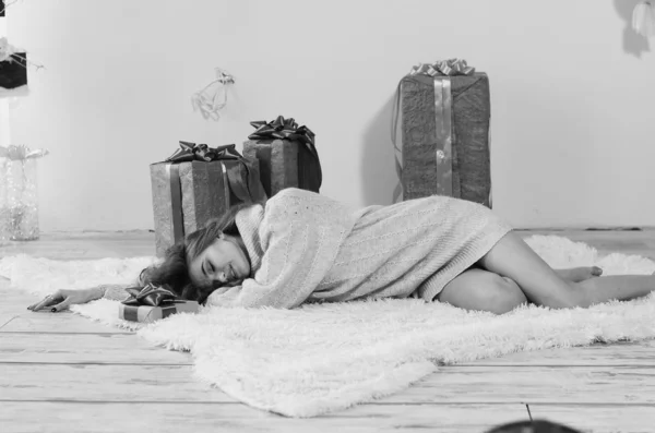 Jovem bela mulher esperando natal em casa — Fotografia de Stock