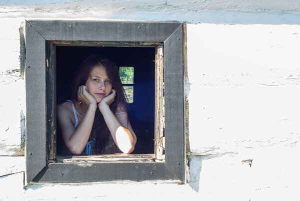 Привлекательная молодая женщина позирует перед камерой в сельской местности