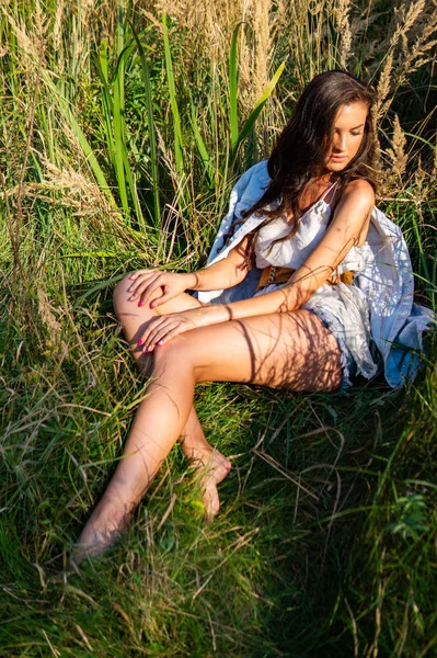 Mooie Vrouw Zomer Kleding Poseren Groene Weide — Stockfoto