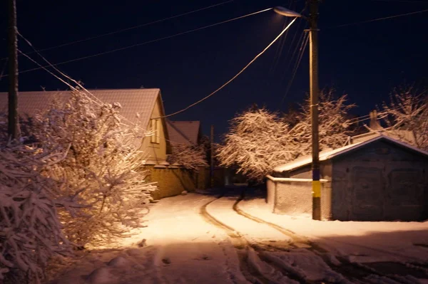 Sneeuwrijke winterstad in de nacht. — Stockfoto