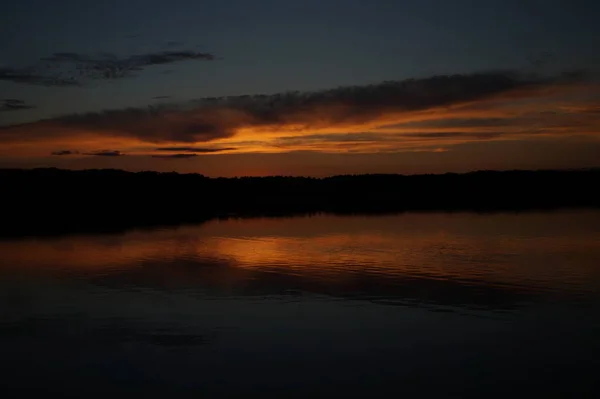 Vista Pitoresca Céu Escuro Infinito Sobre Lago Início Manhã — Fotografia de Stock