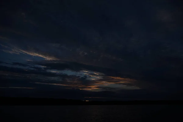 Vista Pitoresca Céu Escuro Infinito Sobre Lago Início Manhã — Fotografia de Stock