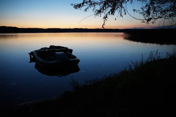Solnedgång fartyg i solnedgång sjö landskap — Stockfoto