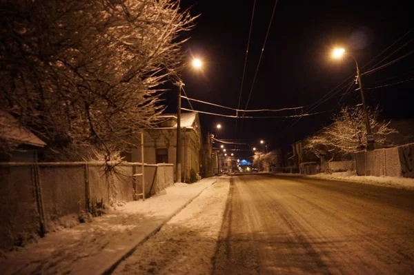 Città invernale nevosa nella notte . — Foto Stock