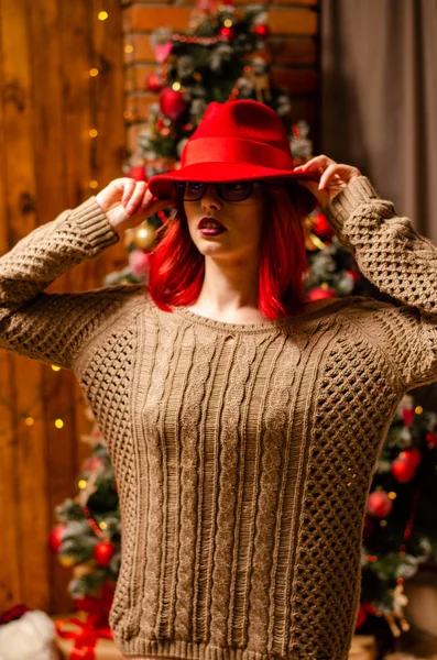 Una giovane bella ragazza che regge un bicchiere di champagne e una bottiglia di lei durante un servizio fotografico di Capodanno in studio. Il nuovo concetto di anno — Foto Stock