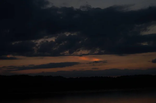 Vue Pittoresque Ciel Noir Sans Fin Sur Lac Tôt Matin — Photo