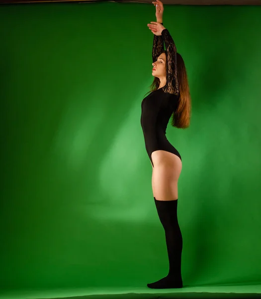 Menina em preto bodysuit no fundo verde — Fotografia de Stock