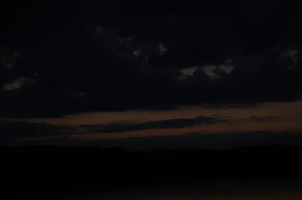 Vue Pittoresque Ciel Noir Sans Fin Sur Lac Tôt Matin — Photo