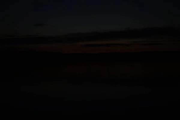 Pintoresca Vista Del Cielo Oscuro Sin Fin Sobre Lago Madrugada —  Fotos de Stock