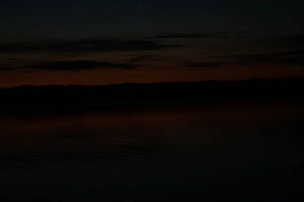 Vista Pitoresca Céu Escuro Infinito Sobre Lago Início Manhã — Fotografia de Stock