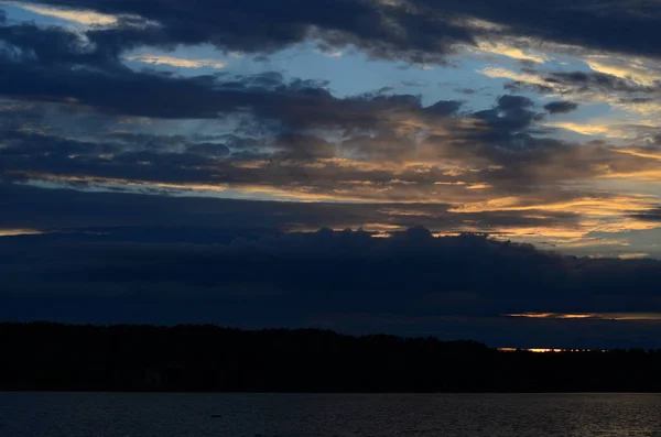 Beautiful sunset reflected in the lake — Stock Photo, Image