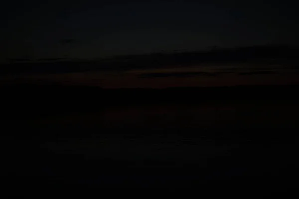 Vista Pitoresca Céu Escuro Infinito Sobre Lago Início Manhã — Fotografia de Stock