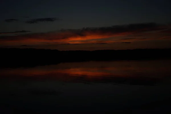 มมองท สวยงามของท องฟ ดเหน อทะเลสาบในตอนเช — ภาพถ่ายสต็อก