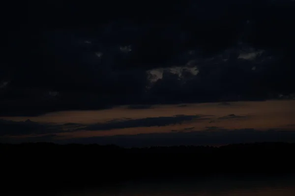 Vue Pittoresque Ciel Noir Sans Fin Sur Lac Tôt Matin — Photo