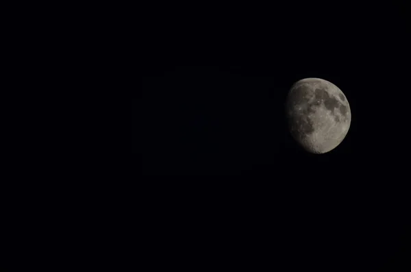 Eclipse de la luna en un cielo negro — Foto de Stock