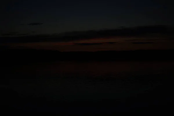 Vista Pitoresca Céu Escuro Infinito Sobre Lago Início Manhã — Fotografia de Stock