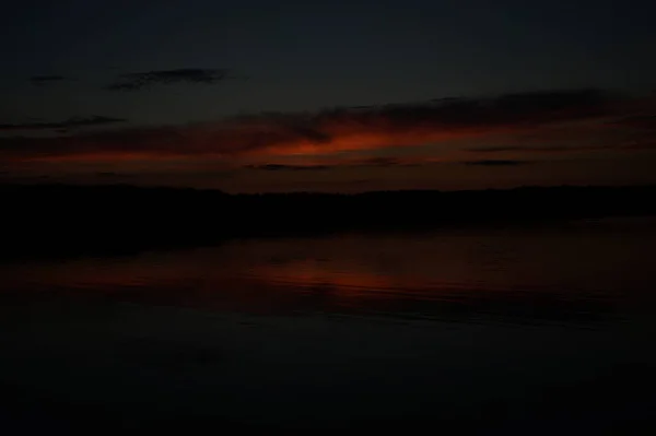 Vista Pitoresca Céu Escuro Infinito Sobre Lago Início Manhã — Fotografia de Stock