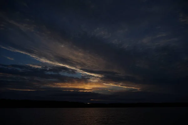 Vista Pitoresca Céu Escuro Infinito Sobre Lago Início Manhã — Fotografia de Stock