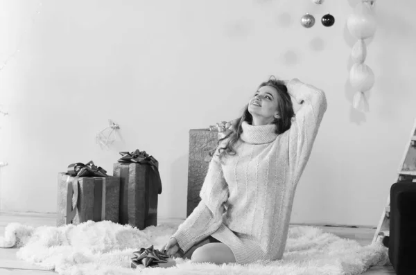 Νεαρή όμορφη γυναίκα που περιμένει τα Χριστούγεννα στο σπίτι — Φωτογραφία Αρχείου