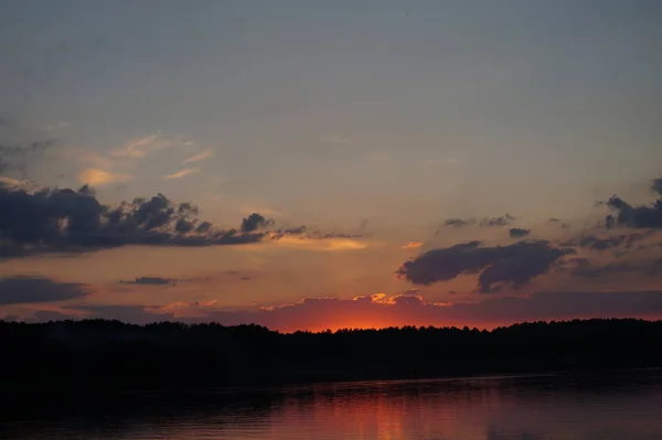 Vista Pitoresca Pôr Sol Refletindo Sobre Superfície Espelho Lago — Fotografia de Stock