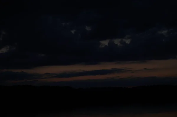 Pintoresca Vista Del Cielo Oscuro Sin Fin Sobre Lago Madrugada — Foto de Stock