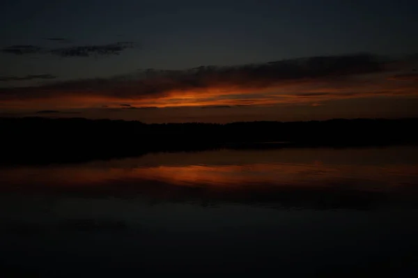 Vista Pitoresca Céu Escuro Infinito Sobre Lago Início Manhã — Fotografia de Stock