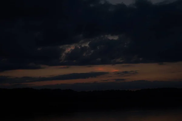 Vue Pittoresque Ciel Noir Sans Fin Sur Lac Tôt Matin — Photo