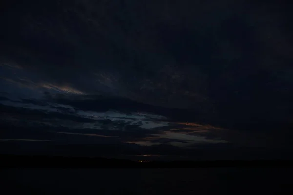 Vista Pitoresca Céu Escuro Infinito Sobre Lago Início Manhã — Fotografia de Stock