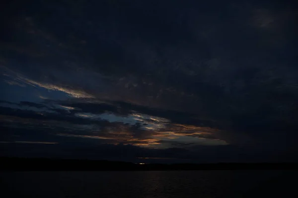 Pintoresca Vista Del Cielo Oscuro Sin Fin Sobre Lago Madrugada — Foto de Stock